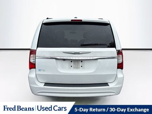 Used 2014 Chrysler Town & Country Touring FWD image 7