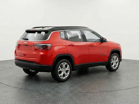 Used 2025 Jeep Compass Latitude image 9
