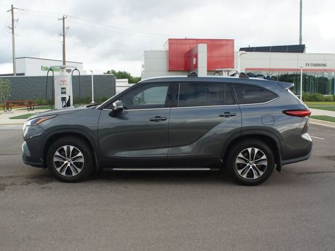 Used 2021 Toyota Highlander XLE FWD image 13