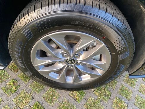 Used 2024 Toyota Sienna LE image 27