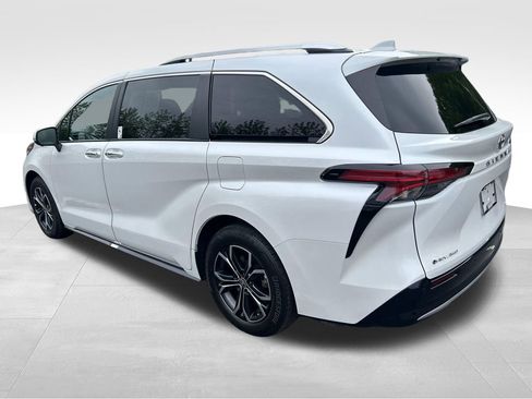 Certified 2025 Toyota Sienna Platinum AWD/4WD image 3