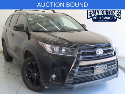 Used 2019 Toyota Highlander SE w/ Nightshade Edition