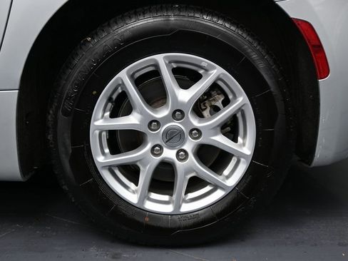 Used 2023 Chrysler Voyager LX image 12