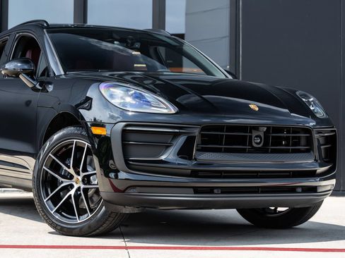 Certified 2025 Porsche Macan AWD/4WD image 9
