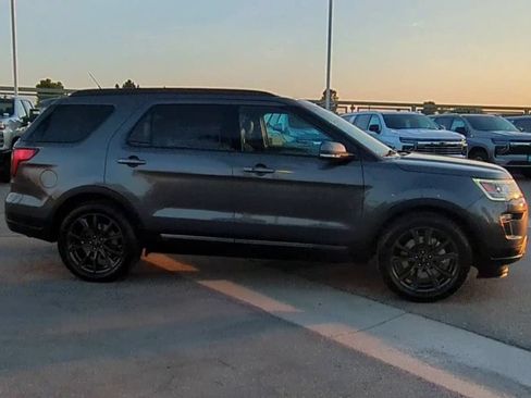 Used 2018 Ford Explorer XLT w/ Equipment Group 202A FWD image 9