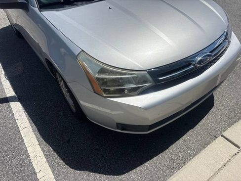 Used 2010 Ford Focus SE FWD image 2