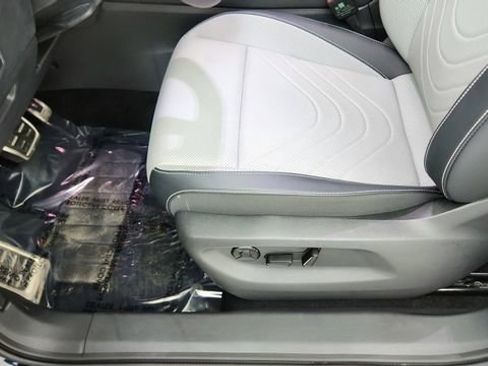 Used 2025 Volkswagen Tiguan SE R-Line image 33