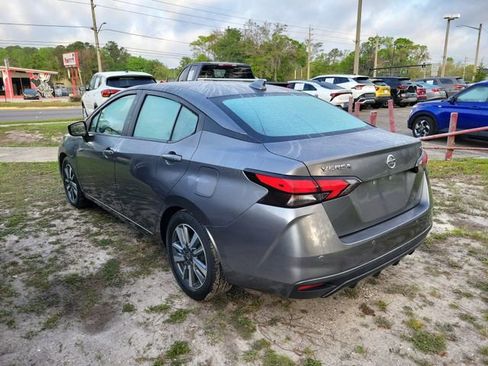 Used 2021 Nissan Versa SV image 3