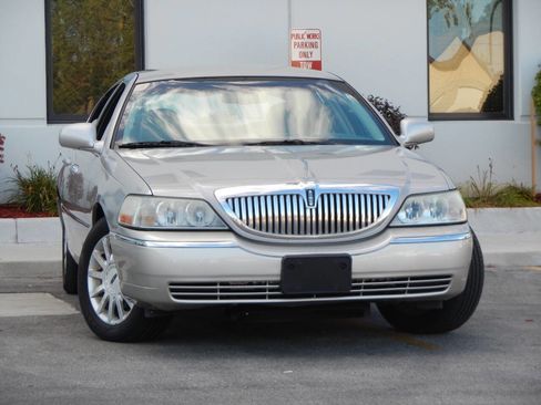 Used 2007 Lincoln Town Car Signature image 5