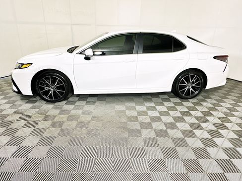 Used 2024 Toyota Camry SE image 6