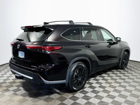 Used 2022 Toyota Highlander XLE AWD/4WD image 7