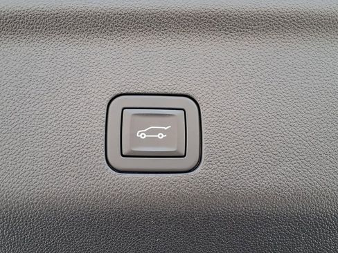 Used 2025 Chevrolet Tahoe High Country image 9