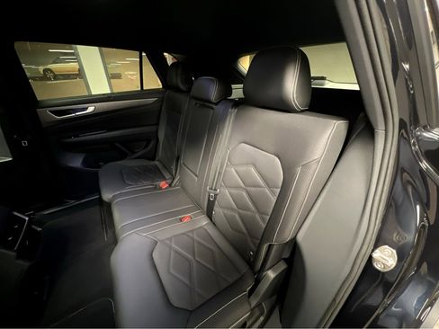 Used 2025 Volkswagen Atlas Cross Sport SE w/ Black Wheel Package image 19