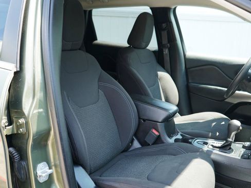 Used 2019 Jeep Cherokee Latitude w/ Popular Appearance Group AWD/4WD image 60