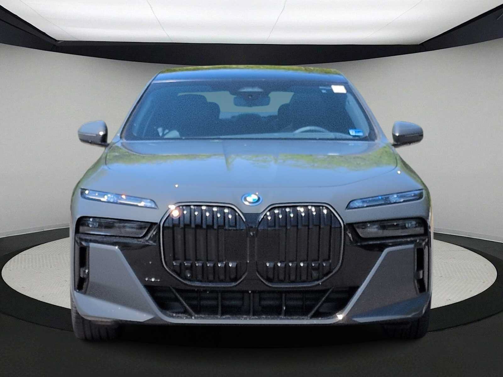 Used 2026 BMW i7 xDrive60 w/ Executive Package AWD/4WD image 3