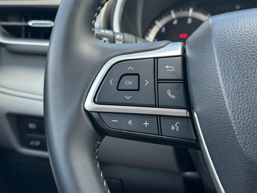 Certified 2025 Toyota Highlander XLE FWD image 33