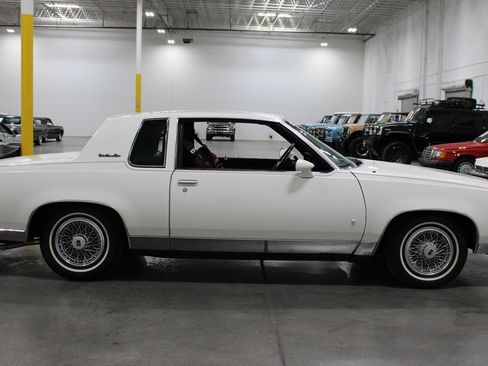 Used 1988 Oldsmobile Cutlass Supreme Classic Brougham RWD image 16