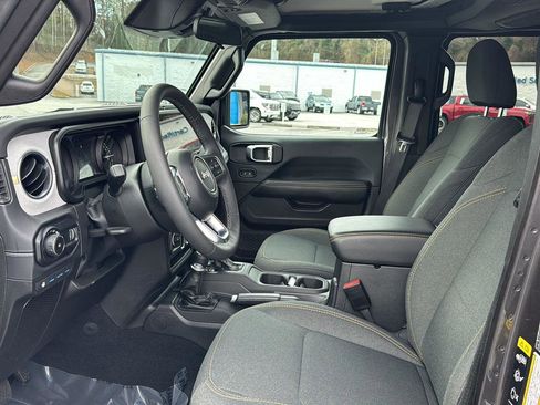 Used 2025 Jeep Wrangler Sahara image 8