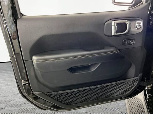 Used 2025 Jeep Wrangler Unlimited Sahara AWD/4WD image 19