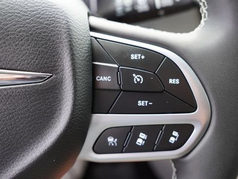 Used 2023 Chrysler Pacifica Touring-L FWD image 33
