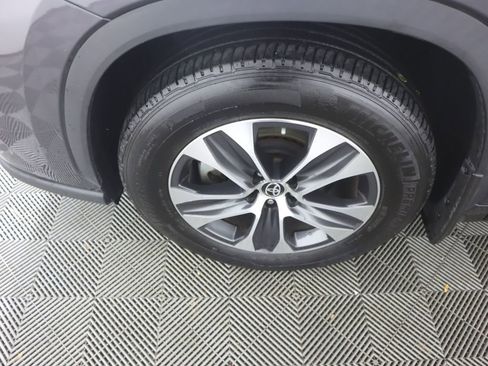 Used 2023 Toyota Highlander XLE image 37