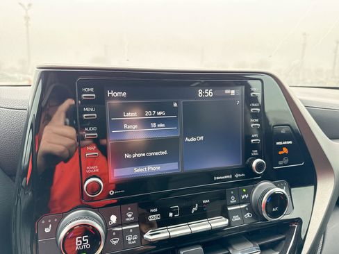 Used 2022 Toyota Highlander XLE image 12