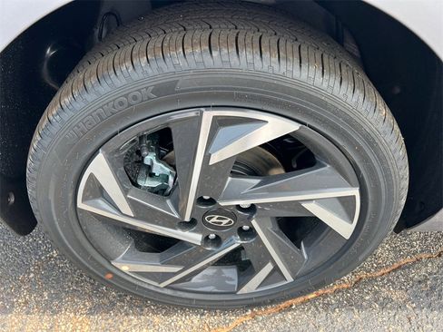 Used 2025 Hyundai Elantra SEL image 17