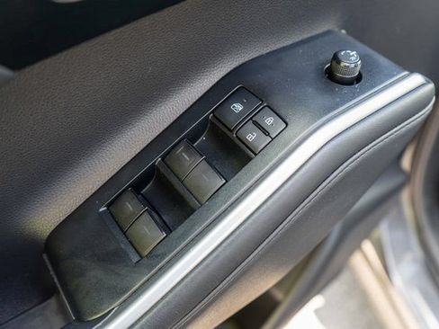 Used 2022 Toyota Highlander XLE AWD/4WD image 21