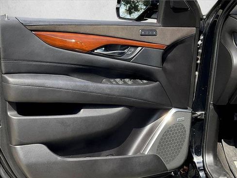 Used 2019 Cadillac Escalade Luxury RWD image 17