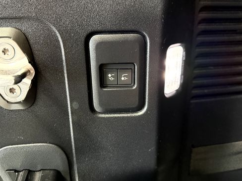 Used 2023 Land Rover Defender 130 X-Dynamic SE AWD/4WD image 33