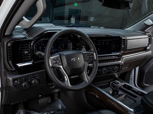 Used 2024 Chevrolet Silverado 1500 LT Trail Boss w/ LT Trail Boss Premium Package AWD/4WD image 16