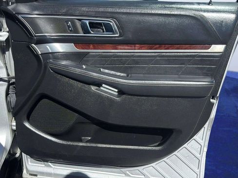 Used 2017 Ford Explorer Platinum image 16