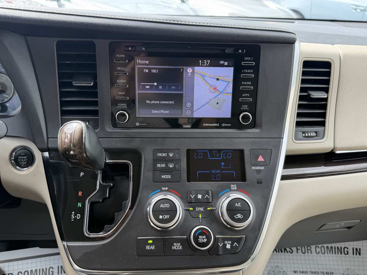 Used 2018 Toyota Sienna XLE Premium FWD image 18
