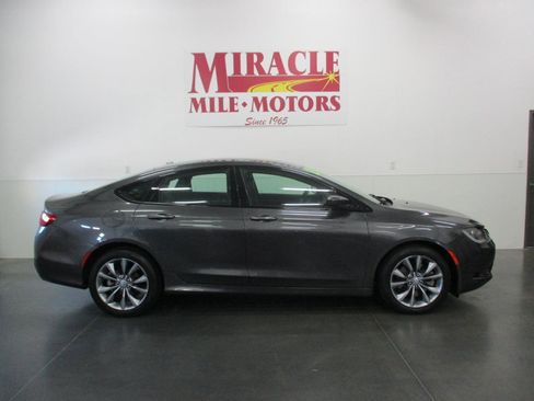 Used 2015 Chrysler 200 S w/ Comfort Group AWD/4WD image 6