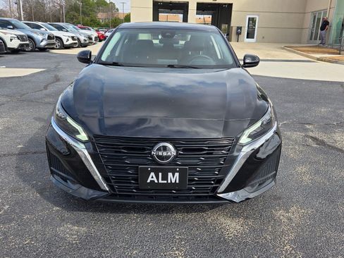 Used 2024 Nissan Altima 2.5 SV image 2