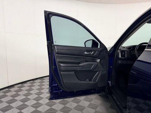 Used 2024 Nissan Pathfinder SL w/ Black Appearance Package FWD image 23