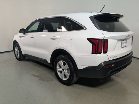 Used 2023 Kia Sorento LX FWD image 5