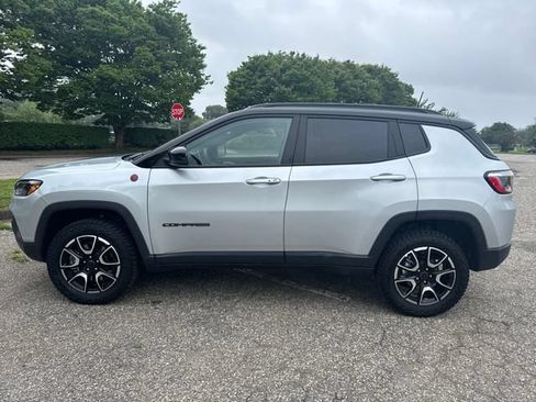 Used 2025 Jeep Compass Trailhawk AWD/4WD image 6