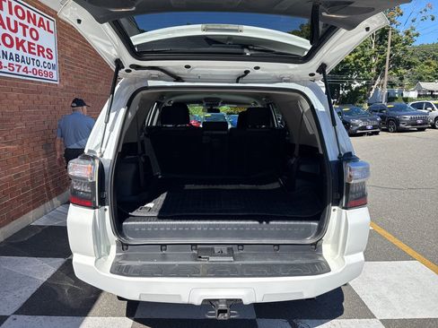 Used 2018 Toyota 4Runner SR5 AWD/4WD image 39