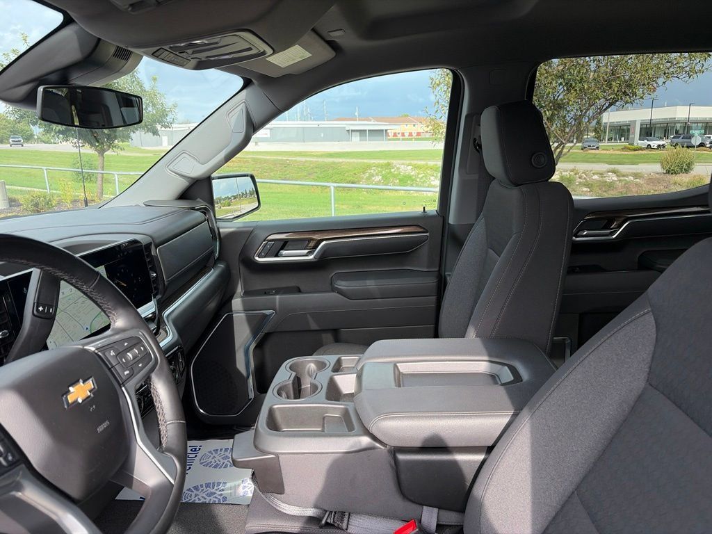 Used 2025 Chevrolet Silverado 1500 LT AWD/4WD image 45