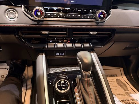 Used 2024 Chevrolet Colorado Z71 w/ Z71 Convenience Package 2 image 21