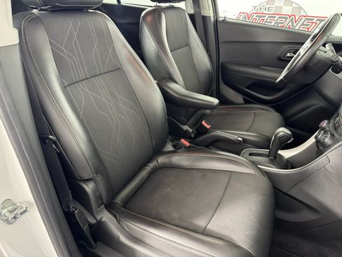 Used 2017 Chevrolet Trax LT w/ LT Convenience Package FWD image 32