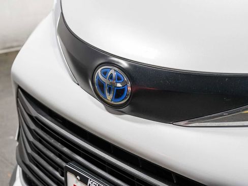 Certified 2024 Toyota Sienna XLE FWD image 9