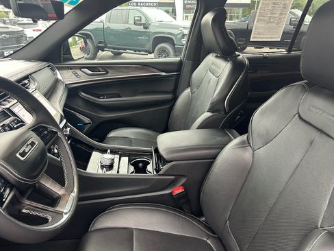 Used 2023 Jeep Grand Cherokee Overland w/ Luxury Tech Group IV AWD/4WD image 9