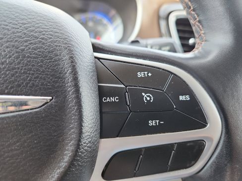 Used 2018 Chrysler Pacifica Touring-L FWD image 16