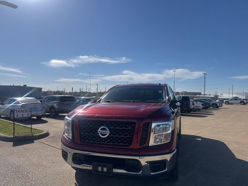 Used 2019 Nissan Titan SV w/ SV Convenience Package image 6