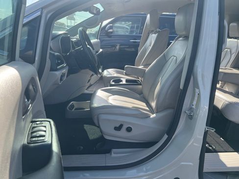 Used 2020 Chrysler Pacifica Touring-L Plus FWD image 13