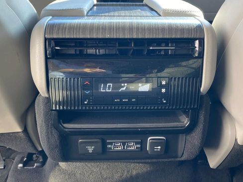 Used 2024 Jeep Wagoneer L Series III w/ Flexible Seating Group AWD/4WD image 12