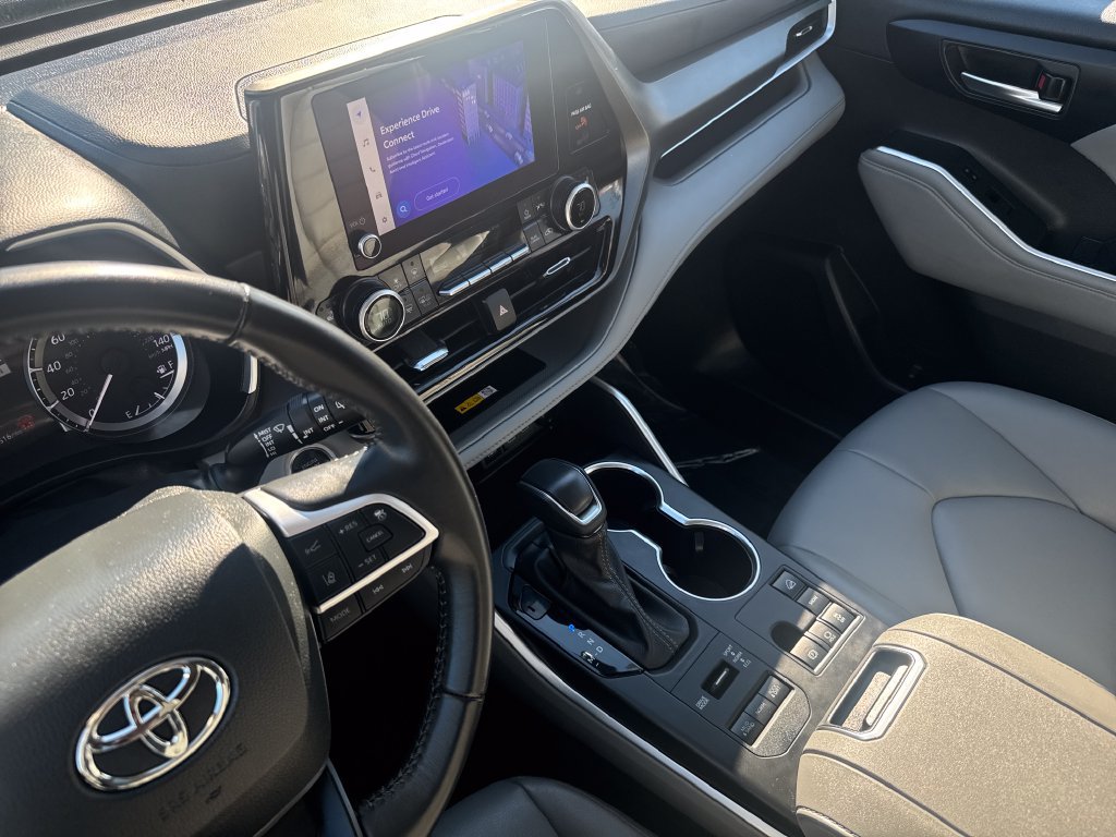 Used 2024 Toyota Highlander XLE AWD/4WD image 23