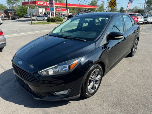 Used 2018 Ford Focus SE w/ SE Appearance Package image 3